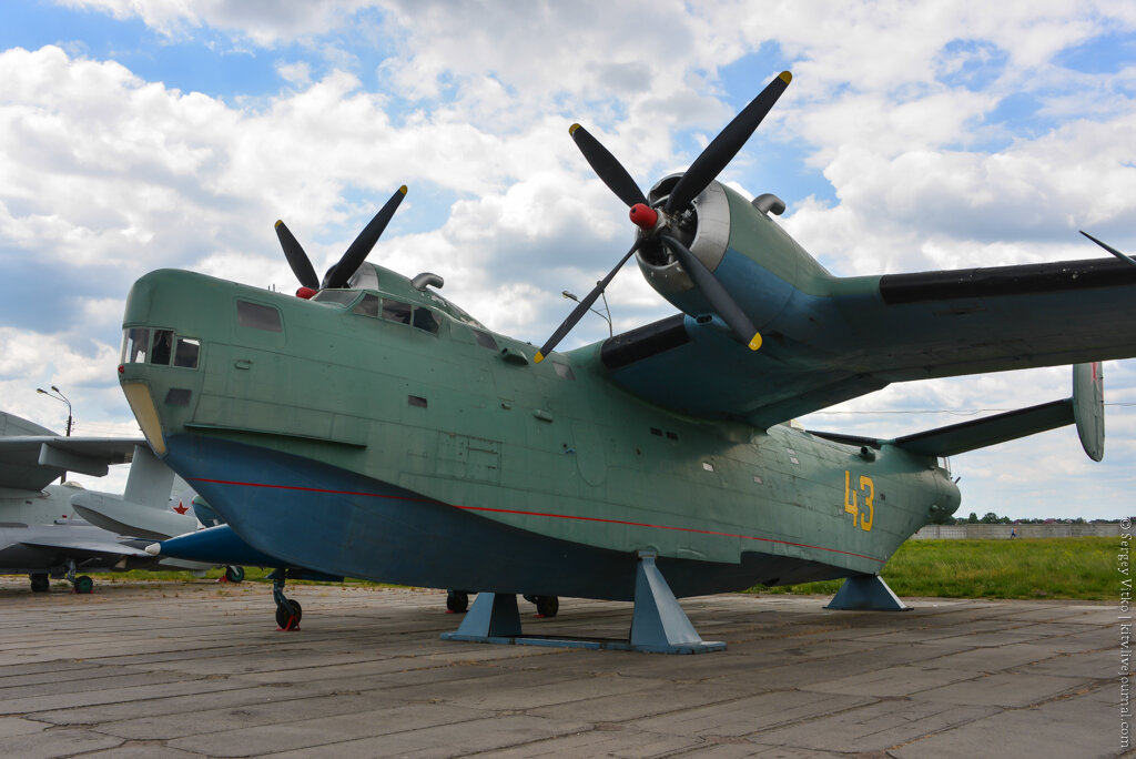 01. Противолодочный гидросамолет Бе-6. Фантастический агрегат, не то лодка, не то самолет... Меж тем, со взлетным весом 28850 кг, мог летать на расстояние 5000 км, экипаж 8 человек.

