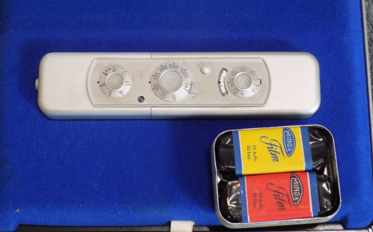 Minox C и пара кассет с пленкой для него.