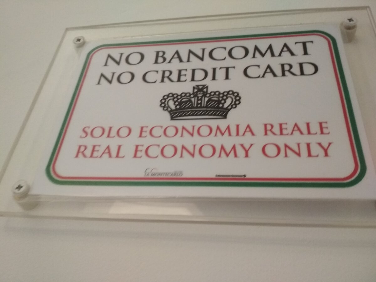 Карты здесь не принимают