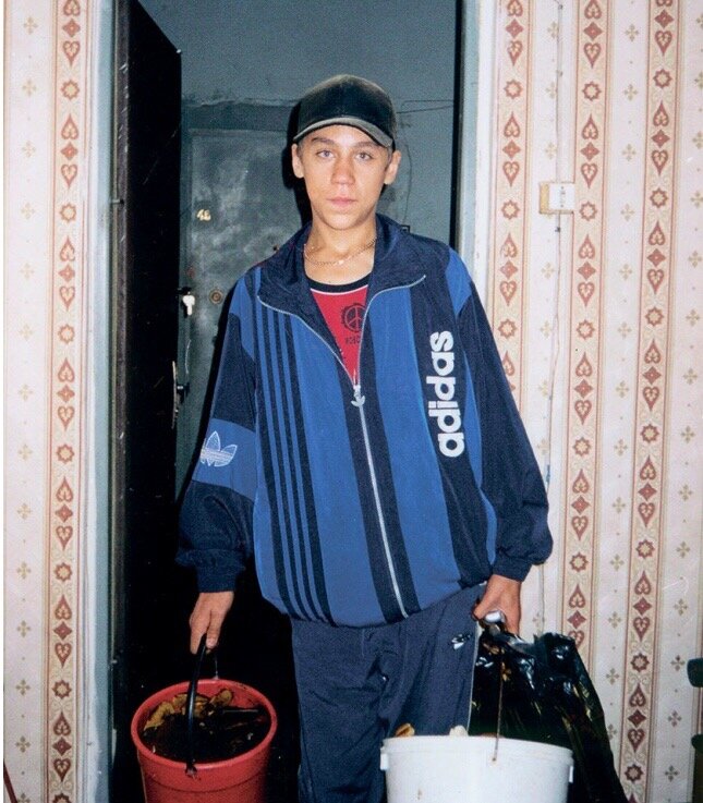 Последний месяц подписчики просят прокомментировать ситуацию вокруг Дмитрия Портнягина (Трансформатора). Если честно, не понимал ажиотажа и вникать особо не хотелось. Но недавно мне прислали несколько видео якобы про его обнальную деятельность с просьбой выложить их в канале и прокомментировать. Изучив материал, я понял что авторы и создатели видео далеки от обнала, бизнеса и вообще имеют слабое представление о том, что они говорят. Если вам интересно посмотреть забейте в Ютубе «Портнягин обнал». Отмечу, что я анализировал только то, в чём разбираюсь, а именно финансовую сторону. А кто что там что сказал и кого на*бал мне без разницы. Постараюсь быть максимально объективным.
Претензия номер один: он врёт, что много зарабатывает.
Трансформатор утверждает, что зарабатывает много, но если мы глянем на отчётность по его фирмам, то цифры там не соответствуют действительности. Пипл негодует, мол, врёт и пытается показать то чего на самом деле нет. Может быть, они правы, а может быть и нет. Проверить технически это не возможно. Постараюсь объяснить, что имею ввиду.
Вы открыли свою сувенирную лавку и решили, что будете закупать товар в Китае, ну потому что там это будет дешевле, а возможно, даже качественнее. Сами не станете покупать товар, потому что могут кинуть, да и не понимаете в этом ничего. Также не хотите заморачиваться. Выход - обратиться к специалисту. Находите два варианта: Васю, который работает в тёмную, где цена одной единицы товара - 100рублей, и Марию, которая работает в белую, но у неё цена в два раза дороже. Большинство выберет вариант купить дешевле, ведь желание заработать больше вполне логично. Когда мы обсудим детали и хлопнем по рукам с Василием, он даст нам реквизиты фирмы (площадки) которая занимается ВЭДом, чтобы мы перевели туда деньги за товар который нам привезут. Это называется конверт, и далеко не каждая фирма может отправлять деньги за рубеж. Для этого нужно оформить очень много документов. Василию совершенно не нужно принимать деньги на свою компанию, потому что он лишнее звено. Как минимум для этого нужна фирма, открытый расчётный счёт, сдача отчётности, платить налоги, платить за обслуживание и т.д. Зачем столько трудностей, когда проще дать реквизиты другой фирмы, чтобы отправили на прямую, потом состыковать бухгалтеров, чтобы те закрылись документально.
Таким образом, Василий может проводить сотни сделок в год, а по его фирме в отчётности будут нули. Самый большой плюс в данной ситуации нет прибыли - нет налогов.
Претензия номер два: он не платит налоги.
Тут если честно я поржал. На мой взгляд, это очень глупый выпад. Постараюсь так же объяснить на примере. Но перед этим хочется спросить: а сами то налоги платите? :)
Мы решили открыть фирму по тем же самым сувенирам, заказывать с Китая и продавать в РФ. Но на этот раз решили делать всё по белому через брокера Марию. Давайте прикинем, с какими же трудностями мы можем столкнуться. Во-первых, одна из самых очевидных трудностей это цена. Когда все работают в чёрную, а ты в белую - ты не можешь конкурировать по цене. Следовательно, если ты ничего не продашь, твой бизнес либо быстро загнётся, либо тебе придётся что-то делать. А решение вполне очевидно: звонить Васе. Плюс, когда официально, ты сталкиваешься с проблемами как во всех государственных заведениях - бюрократией, потому как бесплатно всё равно никто ничего делать не будет. Если не будешь платить, твой контейнер может простоять очень долго, а каждый день простоя - это минус из твоего кошелька. В таможне очень много коррупции. Это замкнутый и порочный круг. И чтобы ситуация изменилась нужно в первую очередь покончить с этим. Как? Да сделать так, чтобы всё платили налоги и тогда ни у кого не будет преимущества в цене, и все будут торговать на равных. Но это пока из области фантастики. Работать в белую можно, но для этого у тебя должны быть очень большие объёмы и постоянные клиенты, правда там есть свои, другие проблемы.
Можно ли закрыть Портнягина по 173 статье УК РФ?
Тут очень тонкая грань. С одной стороны, если его родственников прижмут, и они дадут на него показания, то можно. Но с другой стороны, если он их туда поставил, чтобы они делали хоть какую-то минимальную работу и они имеют представления, чем реально занимается фирма и для чего она создана, это фиаско со стороны следствия.
Как думаешь, он всё-таки занимается обналом?
Тут скорее не обнал, а конверт за рубеж. Такие вещи очень сложно доказывать, тем более блогеры сами говорили, что по его фирмам практически ничего не проходило. Нужно искать лавки и площадки где он гонял денежку, пока у следствия не будет точной информации дело не двинется.
Как думаешь, его посадят?
Чтобы его посадить, нужны не видосики с ютуба с набором мата и прочей чуши, а свидетели, документы, фирмы - любые реальные доказательства мутной деятельности. Если он действительно что-то мутил, то скорее всего, в данный момент у него уже ничего не найдут.
Что думаешь об этом конфликте в целом?
Лично мне было скучно смотреть видеоролики Тимофея, потому что он постоянно пытался оскорбляет и пытается подковырнуть Портнягина, некоторые моменты высосал из пальца. Местами проскальзывает интересная информация, но всё портит то, что постоянно переходит на личности. В моём понимании люди, которые так делают им уже нечего сказать. От общей картины складывается ощущение, что главная цель Тимофея не разоблачить, а максимально хайпануть и собрать подписчиков на свой канал. Если это так и ты скрываешь свои реальные цели, прикрываясь разоблачением, то чем ты лучше трансформатора?