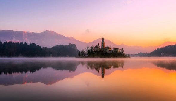 https://cdn.pixabay.com/photo/2017/01/19/23/46/panorama-1993645__340.jpg