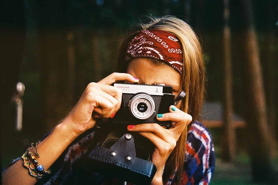 https://cdn.pixabay.com/photo/2016/03/09/09/22/woman-photographer-1245761_960_720.jpg