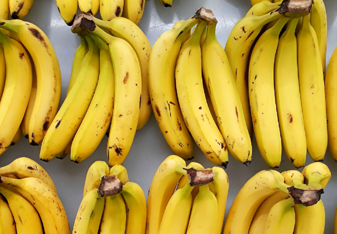 Бананы являются одним из самых популярных фруктов в мире. Они чрезвычайно полезны для здоровья и содержат важные питательные вещества.
Сколько калорий в бананах разных размеров?