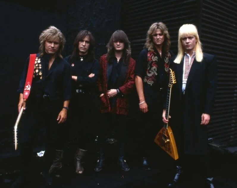 Одна из ранних фотографий группы Парк Горького (балалайка, вышиванка, серп и молот, и звезда - "как это трогательно: серп и молот, и звезда-а-а-а!")