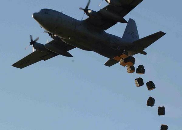 Транспортный самолёт С-130 сбрасывает грузы над, контролируемым курдами, районом Кобани