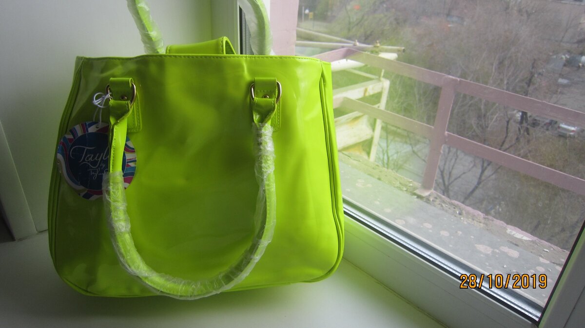 СУМКА ЛЕТНЯЯ НОВАЯ, неонового цвета, лакированный кожзам, КУПИЛА ЗА 70 РУБ., на распродаже 80%
