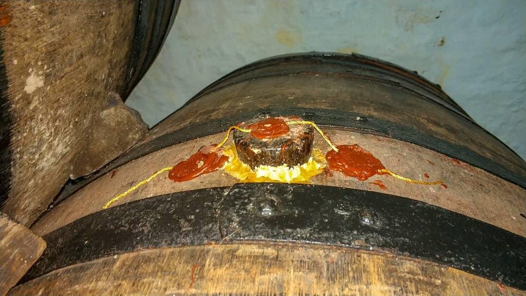 Винишко опломбировано. Дерево, воск, сургучная печать, ммм.