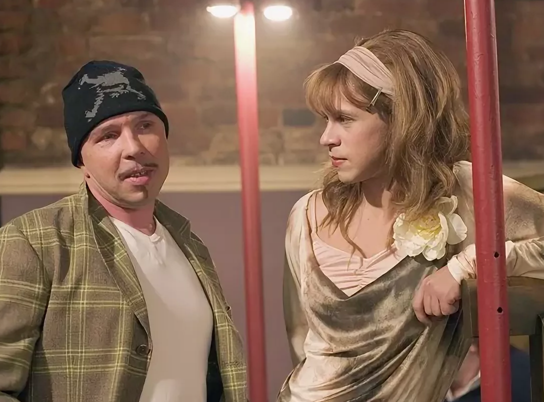 Кадры из фильма люби меня 2005 павел деревянко. Как называется где переодеваются. Как называется где переодеваются. В спорте только девушки фильм 2014 кадры. Молодежные комедии американские.