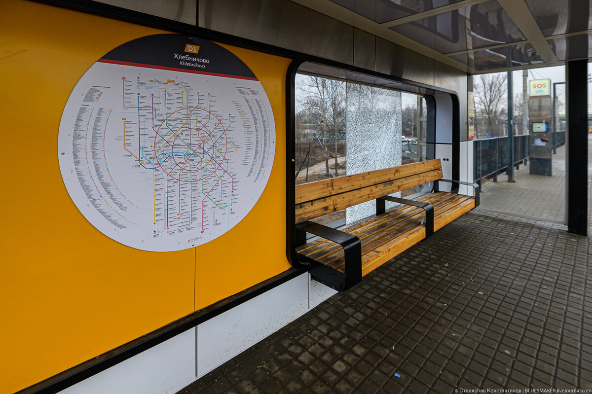 
Приехали в Хлебниково. Здесь мы увидим еще одну станцию, расположенную в Долгопрудном. Станция такая же простая, как предыдущая. Самое интересное - это прошлое станции, а также ее будущее. В будущем станция приобретет облик современной станции со всеми нужными функциями, с доступом для всех категорий пассажиров. А сейчас платформы немного подновили под запуск МЦД. Давайте смотреть.