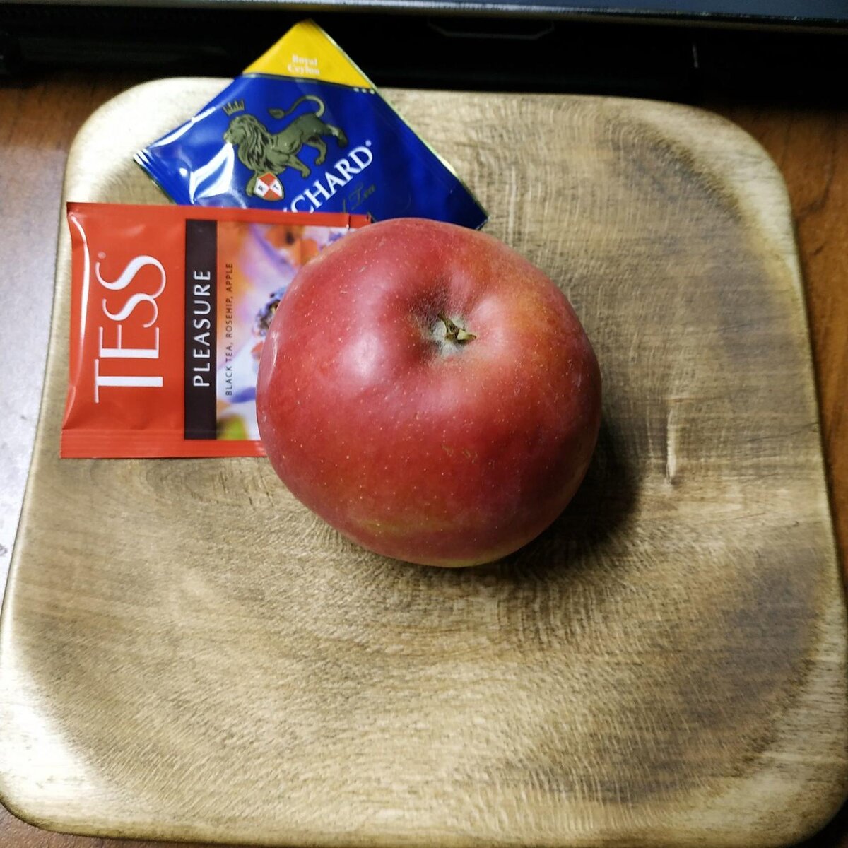 Тарелка квадратная с загнутыми уголками вверз