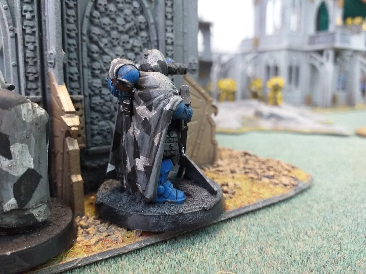 Трава, глинозем и черная земля - примерно так выглядит сочетание оформленной подставки, террейна и покрытия стола. 