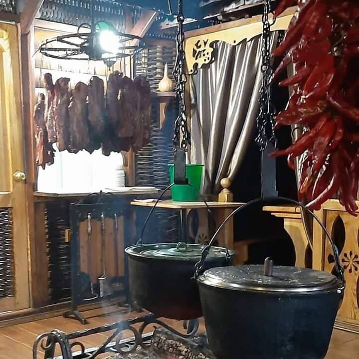 Что попробовать в Абхазии?
Прекрасные пляжи Черноморского побережья, живописные горы, субтропический климат и гостеприимные жители - вот что такое Абхазия. Гагры, Пицунда, Новый Афон и конечно же Сухум - названия этих курортов гремели на весь Советский Союз. После посещения удивительных в своей красоте окрестностей озера Рица или пещерных комплексов Иверской горы, вам наверняка захочется как следует подкрепиться. Логичный вопрос - что же попробовать в Абхазии?
Еда в Абхазии
Абхазская кухня удивительным образом вобрала в себя кулинарные традиции народов Причерноморья и Закавказья. Символом Абхазии, без сомнений, является Аджика. Каждая хозяйка имеет свой уникальный рецепт этой приправы, передающийся из поколения в поколение. Видов аджики великое множество: красная, зеленая, пряная, острая, ореховая и прочие. Выбор за вами!

Главным блюдом, заменяющим абхазам хлеб, является абыста или же мамалыга - кукурузная каша. 
Сырная палитра простирается от обычного "ашвеилаца" (сулугун)  до рассольных, кисломолочных и бурдючных сыров разнообразной консистенции. Интересны и различные сырные блюда, вроде сырных бубликов или "ашвеилаца жаренного с перцем и чесноком.

Мучное в абхазском языке выделено в отдельное понятие "агуху", а вся остальная пища - это "ацыфа", то есть то, что можно есть с мучным. Обязательно попробуйте ачашв - хачапур по-абхазски и традиционную для Кавказа аджарский хачапури с сыром и яйцом, который здесь готовят особенно вкусно. А ведь есть еще кукурузные чуреки с сыром, с медом и с орехами, Чуду - ватрушки со сметаной и зеленью и абхазские галушки.

Если характеризовать кулинарные традиции Абхазии в целом, то здесь любят жареные блюда: жареное мясо всех сортов, различная птица - непременно жареная, рыба, овощи, сыр в жареном виде - вот основа местной кухни.