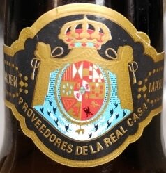 Эмблема на горлышке бутылки