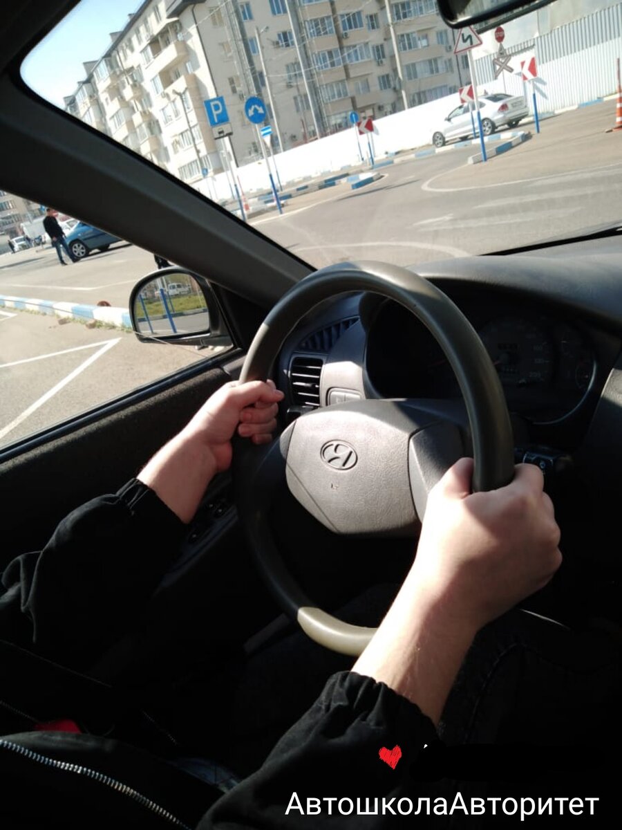 Правильное положение рук на руле