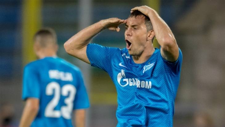 Артём Дзюба – олицетворение российского футбола прямо сейчас. Король в матчах против Саудовской Аравии и минского «Динамо» и невидимка на серьёзном уровне. Лучший нападающий сборной России после вдохновенной игры на Чемпионате мира заинтересовал «Кардифф», но и с этим большим клубом не сложилось. Как обычно, Артём нашёл виноватых и блеснул красноречием, обвинив во всём агентов. Дзюба никогда не бывает виноват – весь мир против него. 
Ещё полгода назад Артём был, пожалуй, самой неприятной фигурой в российском футболе. От любви до ненависти один шаг, но я не забыл. Надеюсь, вы тоже. Пять самых омерзительных поступков нового героя российского футбола.

23 тысячи рублей и Владимир Быстров
Артём не всегда зарабатывал под четыре миллиона евро. На заре карьеры и пятнадцать тысяч были для него серьёзной суммой. В 2009 году Владимир Быстров и Артём Дзюба, если верить российской прессе, не поделили 23 тысячи рублей. Согласно легенде, Владимир обнаружил собственные средства в карманах напарника по команде. Дзюба тогда оперативно отправился играть в аренду в «Томь», а Быстров спустя несколько лет рассказал подробности в интервью Sports.ru.

″...«Во-первых, там было 15 000 рублей, а не 800 долларов. Во-вторых, повторю: ворошить историю не надо». ...″

«За копейку родных удавит»
Самый открытый футболист России всегда умел считать деньги. В 2015 году уже не бедный нападающий «Спартака» грозил клубу судом, оспаривая штраф в размере месячной зарплаты. Проблема заключалась в том, что Дзюба, по мнению руководства красно-белых, сказал лишнее после своего перехода в «Зенит». На тот момент Артём ещё имел полгода контракта со «Спартаком». В итоге через суд Дзюба добился победы, но стал едва ли не самой ненавистной персоной у болельщиков родного клуба. «Спартак» дал Артёму путь в большой футбол, а он не просто ушёл со скандалом в стан одного из главных врагов, так ещё и начал мелочиться. Леонид Федун тогда не выдержал и толкнул в массы культовую фразу.

″...«Мы на воспитание Дзюбы потратили очень много денег, а это человек, который за копейку удавит всех своих родных», – из интервью «Чемпионату». ...″

Топтал шарф «Спартака»
Кого давит Дзюба мы не знаем, но очевидный факт – на «Спартак» у нападающего дикая обида. Болельщики красно-белых, по крайней мере, до Чемпионата мира, были

готовы разорвать будущего героя российского народа. Пожалуй, в рейтинге ненависти красно-белых он уступал только Валерию Газзаевую При этом сам Артём делал всё, чтобы обогнать тренера ЦСКА и у него почти получилось.

Дикий поступок Артём совершил в конце 2017 года, когда «Зенит» играл со «Спартаком», а он сам смотрел матч с бровки. Дзюба перед трибуной болельщиков красно-белых демонстративно наступил на шарф родного клуба. Адекватно.