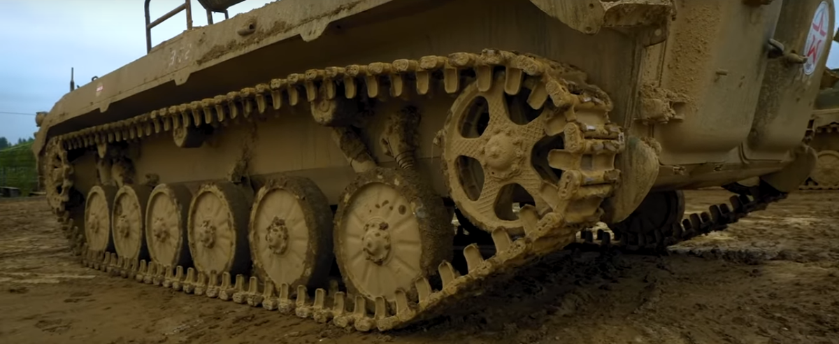 Гусеничные катки и сами гусеницы.