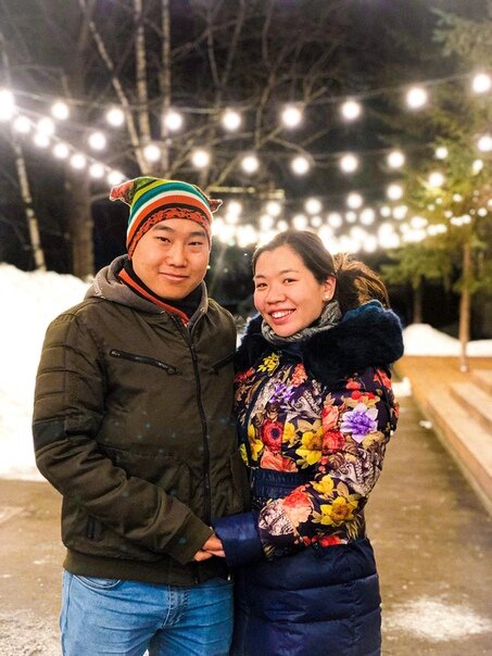 РЕСПУБЛИКА АЛТАЙ - ЭТО НЕ АЛТАЙ

Наш опыт с Блаблакаром из Новосибирска в Белокуриху оказался удачным, теперь думаю будем чаще им пользоваться. Хотя до этого мы уже предпринимали попытки воспользоваться данным способом, у нас все время возникали с этим проблемы. Дело в том, что главным недостатком Блаблакара является то, что в основном это обычные водители, которые едут из одного города в другой и захватывают с собой попутчиков.

Так вот, водители - тоже люди и не все из них ответственные и надежные, у нас несколько раз срывались поездки в то или иное место потому, что водитель вдруг передумывал ехать по самым различным причинам. Так было и в этот раз, за трое суток до отправления забронировали мы поездку из Белокурихи в Бийск и вот накануне, пишет нам водитель, простите-извините, но я не поеду. Ну вот отлично, стали искать другие выезды в Бийск, а потом решили внезапно поехать в Барнаул за 400 рублей с человека, выезд был нам удобен, поздно вечером в день нашего выезда из отеля, смогли еще погулять по Белокурихе. Слава богу этот водитель нас уже не подвел.

Расскажу сразу про Алтайский край и Республику Алтай, жители двух этих регионов часто сталкиваются с проблемой, что их путают между собой. Давайте разберемся, Алтаем называют именно Алтайский край, его столица город Барнаул. Известен он своими равнинами, но есть у него и горная местность, вроде того самого курорта Белокуриха, откуда мы и приехали в Барнаул.

Также существует Республика Алтай, ее столица - город Горно-Алтайск и как следует из названия тут множество гор и республику также часто могут называть Горным Алтаем. В Алтайском крае проживают в основном русские, а в Горном Алтае примерно треть населения алтайцы - азиаты. В общем-то различий между регионами множество, общее лишь слово Алтай в названии.

В Барнауле нам удалось встретиться с нашей давней подругой. Мы посидели, поели местные суши, погуляли по городу, поднялись на смотровую, зашли еще в одно заведение, потому что мороз стоял такой сильный, около -25 градусов, что подолгу гулять не получалось совсем. Зато здорово провели время, все же это прекрасно, когда есть кто-то, чтобы показать все самое интересное в городе.

#отдых #туризм #туристы
