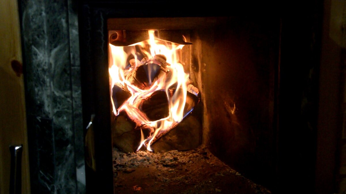 Затем из полена выходят газы (дым) в которых содержится до половины энергии