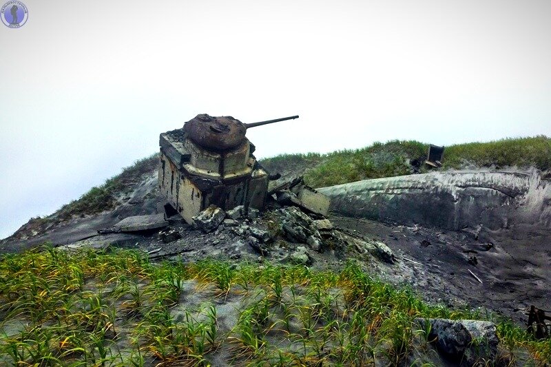Курилы: Разбитый штормами советский взвод танковых башен 