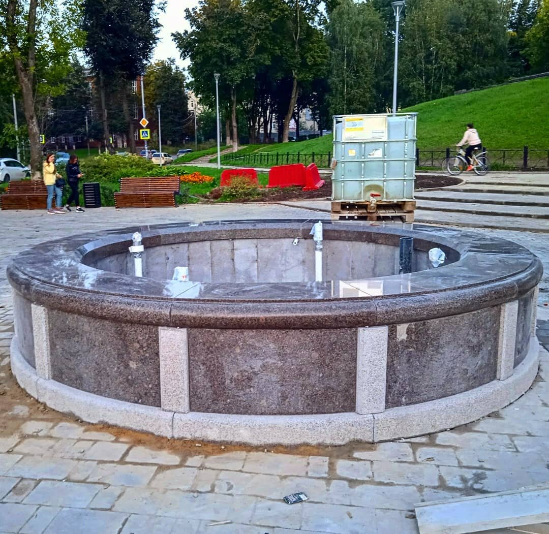 Новый мраморный фонтан в Парке Пионеров в Смоленске. Вероятно, остался с какого-то благоустройства кладбища.