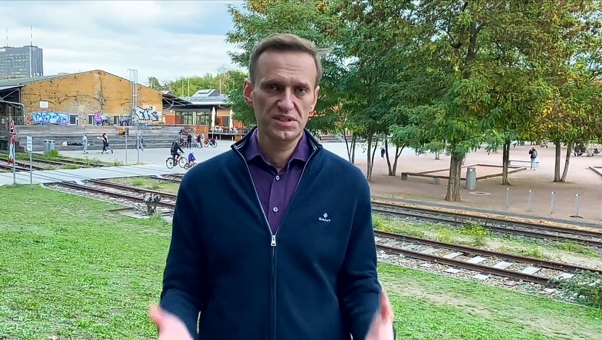 Здание слева немного напоминает российское