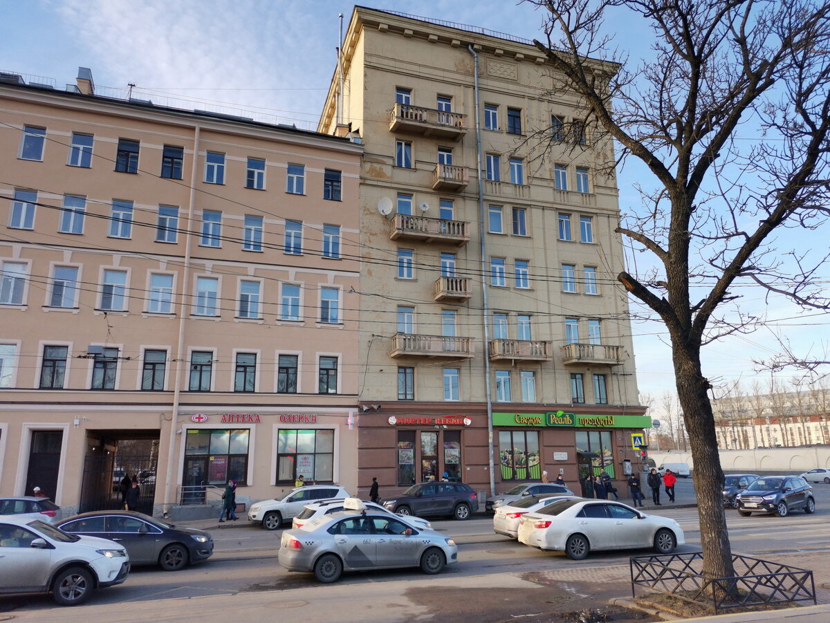 Около метро "Выборгская", угол ул. Смолячкова и Лесного проспекта, собств. фото 21.03.2019.