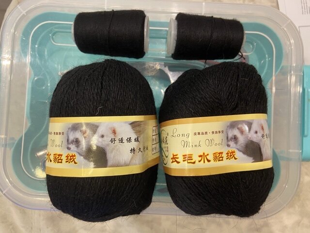 К каждому мотку пуха норки в комплекте прилагается трикотажная нить