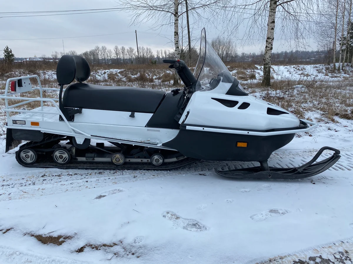 Под сиденьем умещается все что нужно. И магарыч, и запас для "перезарядки". Мужская вещь! Источник фото - https://auto.ru/snowmobile/used/sale/brp/6900/3657485-724473bd/ 