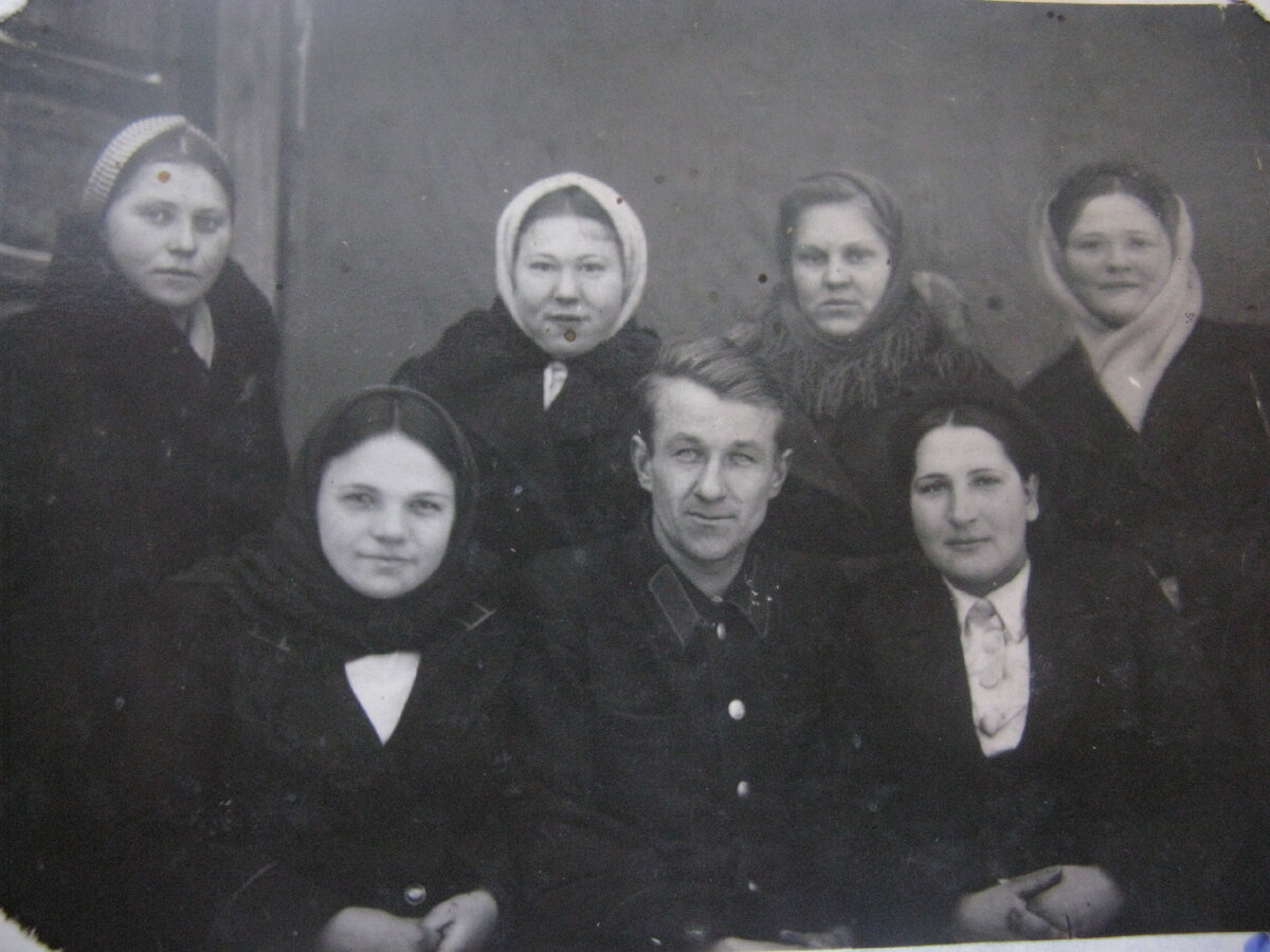 С работниками связи. 1943г.