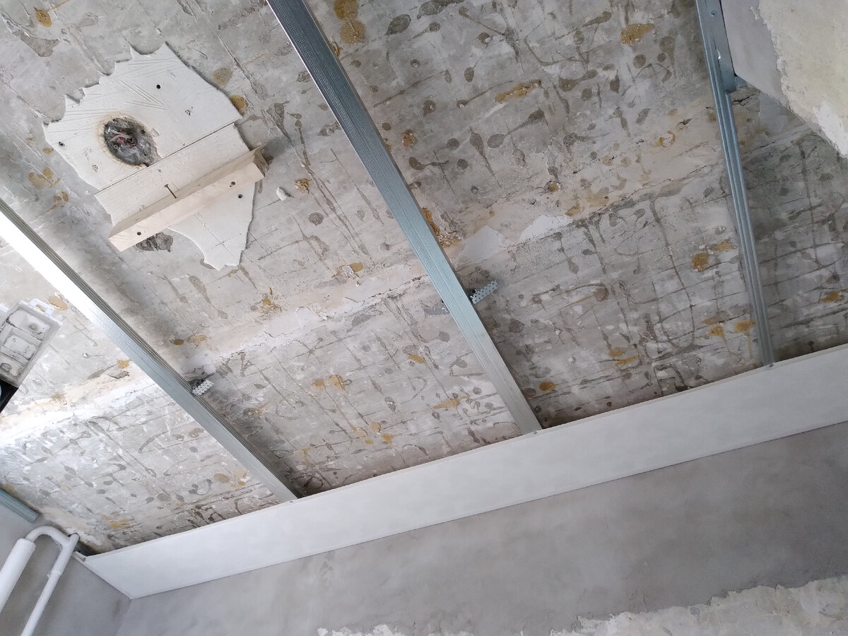 Как разобрать потолок из пластиковых панелей