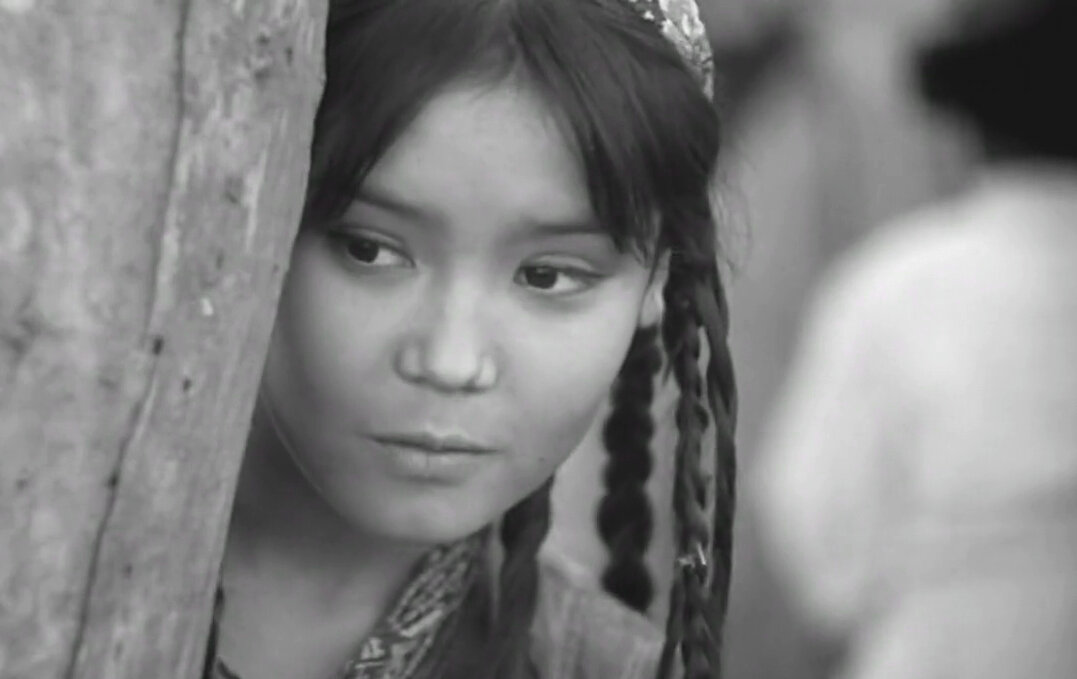 Наталья Аринбасарова. Кадр из кинофильма "Первый учитель", 1965 г., режиссер Андрей Кончаловский, сценаристы Чингиз Айтматов, Борис Добродеев, Андрей Кончаловский, композитор Вячеслав Овчинников (скриншот)