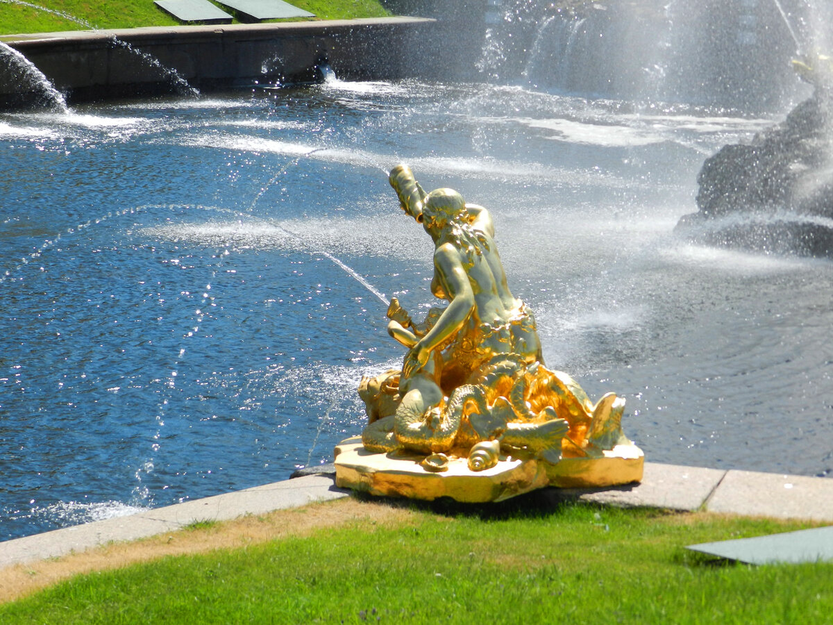 Один из фонтанов Большого каскада.