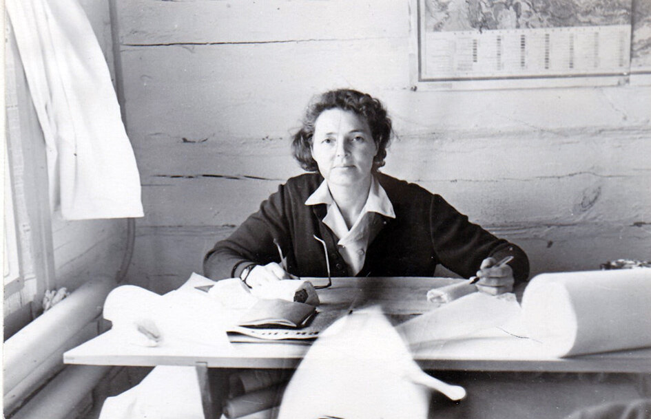 Ирма Юльевна работал чертежников в экспедиции. Фото из семейного архива