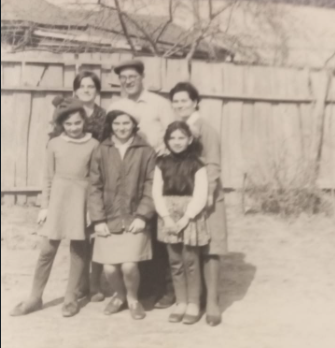 Бабушка Люба(нижний ряд слева) и бабушка Галя(нижний ряд в центре)