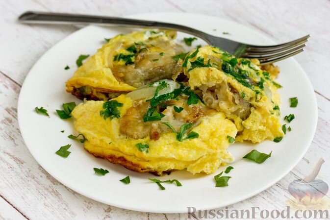 минтай, яйца, молоко, лук репчатый, зелень петрушки, соль, мука, масло подсолнечное