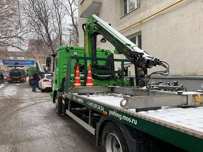 Работа эвакуаторов у столичных лечебных учреждений. Источник: t.me/redacted6 – фото Натальи Дзюбенко