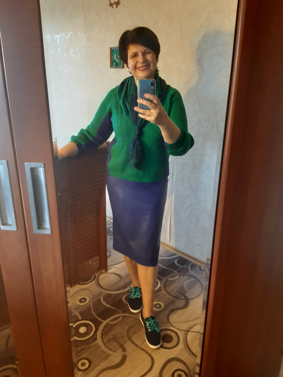 Вот это я после переделки свитера.