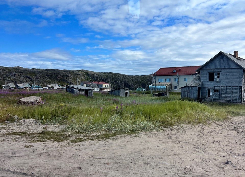 п. Териберка. Много небольших жилых и заброшенных зданий. На 2022г тут проживает менее ста человек.