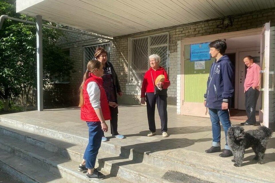     Активисты Народного фронта постоянно помогают беженцам в Луганске. Фото: ОНФ