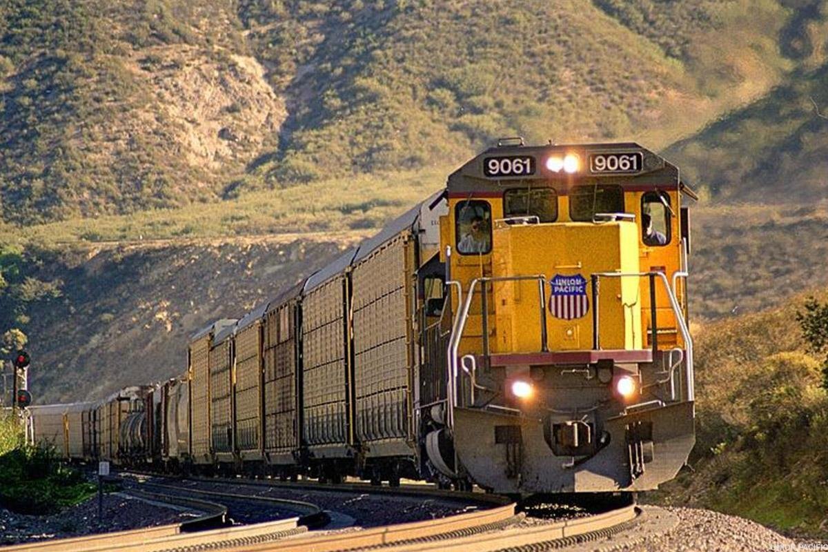 Поезд в течении 10 с. Американские поезда Union Pacific. Железнодорожный транспорт США Union Pacific Railroad. Union Pacific Railroad в США. Поезда Америки Amtrak.