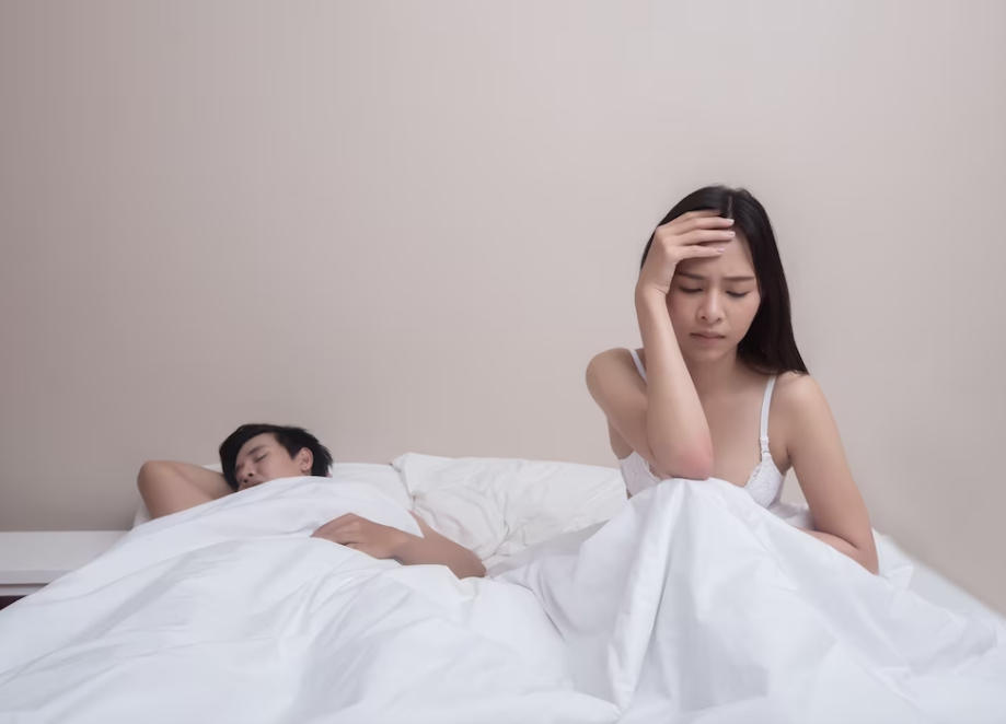 Что делает девушка в кровати после секса?