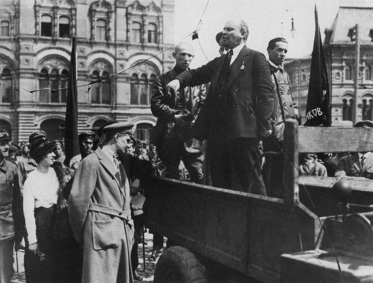 Владимир Ленин выступает перед народом