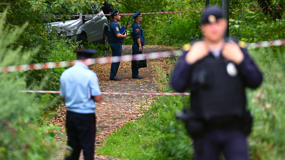 Фото: Александр Миридонов / Коммерсантъ📷Сотрудники полиции на месте падения беспилотника в районе Карамышевской набережной в Москве (август 2023 года)