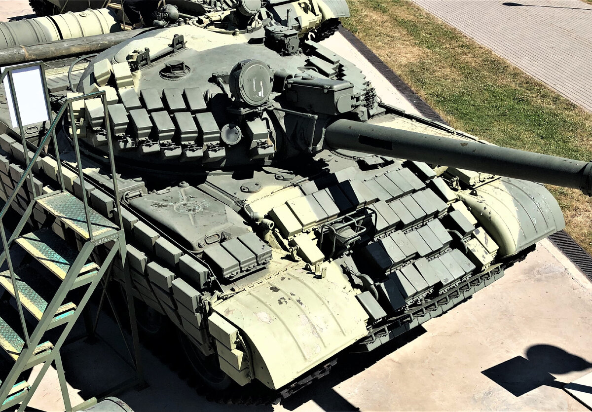 На Т-62МВ советского периода ДЗ на крыше башни не устанавливалась. 