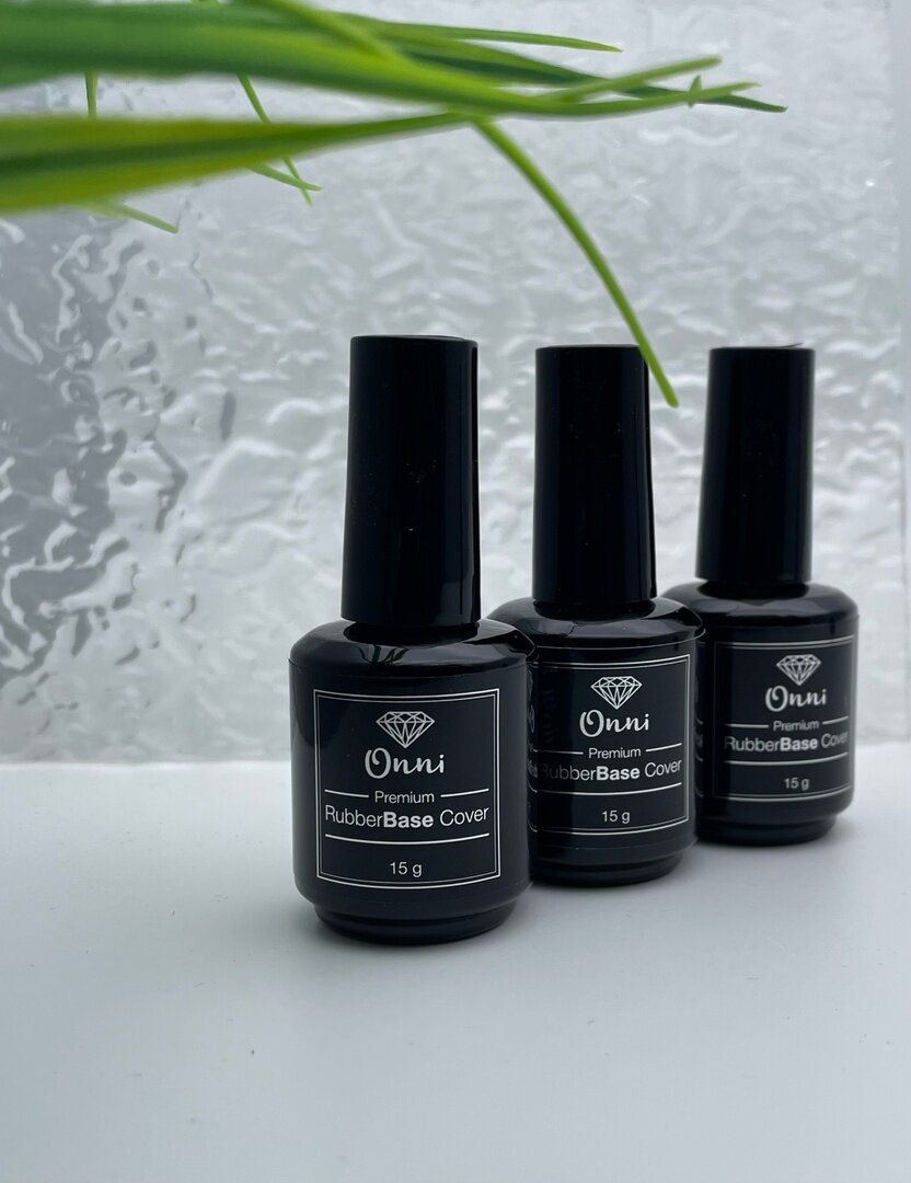 На фото - камуфлирующие базы Onni. Все камуфляжи должны выкладываться на подложку из прозрачной базы, нарушение этого правила может привести к отслойке материала. Автор фото - Татьяна Жильцова, нейл-блогер из Дубны