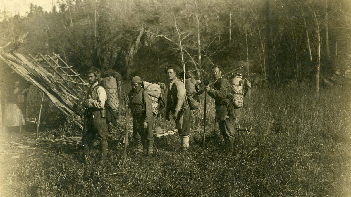 Владимир Арсеньев, Дерсу Узала, солдат Фокин и Чжан-Бао (слева направо) в походе по бассейну реки Такема, 1907 год. Фото: Общественное достояние