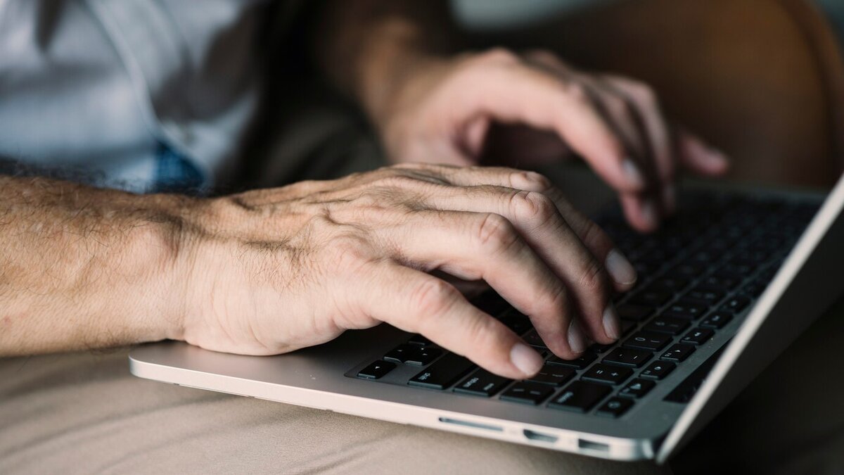 https://ru.freepik.com/free-photo/an-elderly-man-s-hand-typing-on-laptop_3187019.htm#query=%D1%80%D1%83%D0%BA%D0%B8%20%D1%81%D1%82%D0%B0%D1%80%D0%BE%D0%B3%D0%BE%20%D1%87%D0%B5%D0%BB%D0%BE%D0%B2%D0%B5%D0%BA%D0%B0%20%D1%83%20%D0%BA%D0%BE%D0%BC%D0%BF%D1%8C%D1%8E%D1%82%D0%B5%D1%80%D0%B0&position=7&from_view=search&track=ais