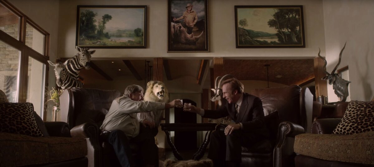    Правильная локация поможет улучшить композицию. Возможно, вы найдёте симметричные колонны, сделаете фото через окно или дверь, реализуя композиционный приём «рамка», с помощью линий или предметов на фоне покажете перспективу, чтобы пространство было более понятным и объёмным / Скриншот: сериал «Лучше звоните Солу», 2015–2022 годы.