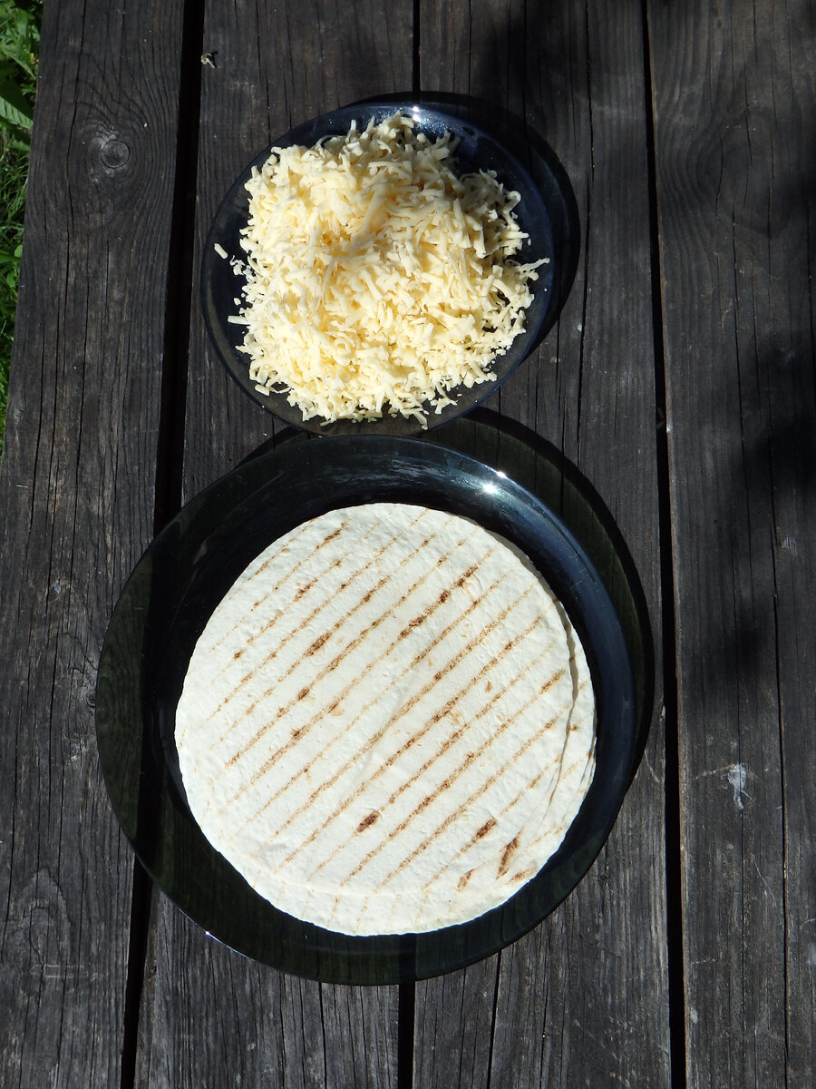 Нам понадобится любой сыр - натираем на крупной тёрке. И мексиканские лепёшки.