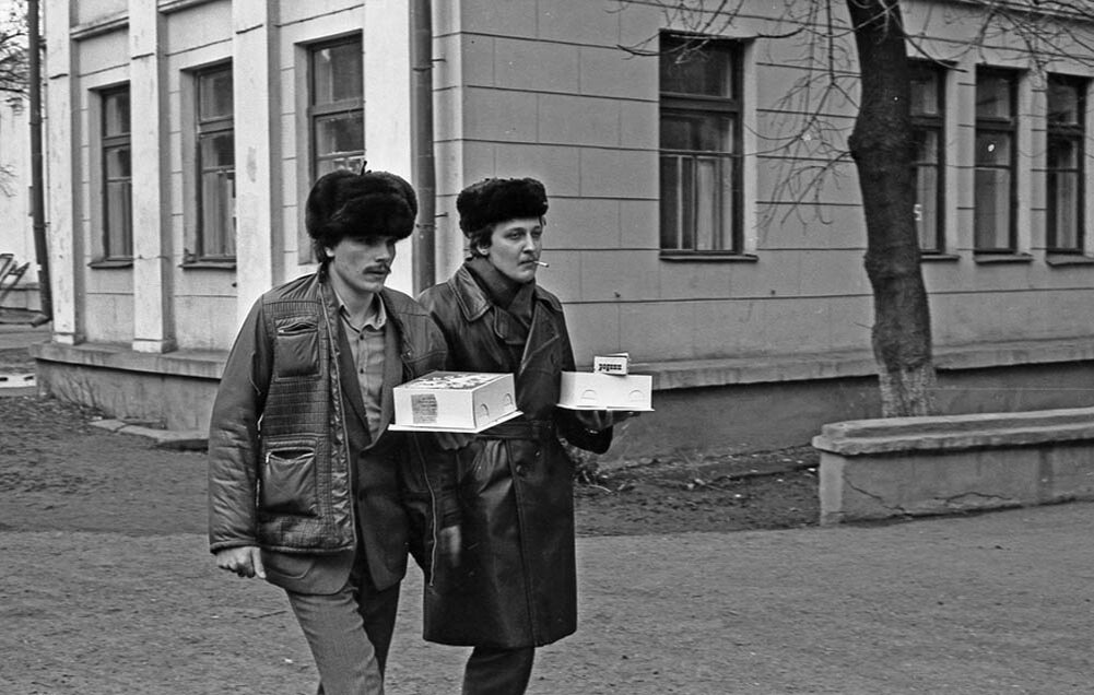 Двое мужчин у роддома